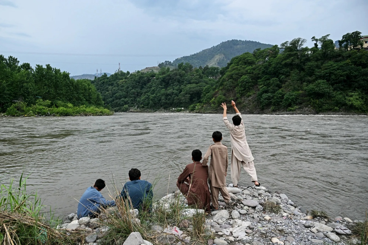 Children gather along the Indus River in Pakistan amid growing concerns over the Indus Waters Treaty suspension.